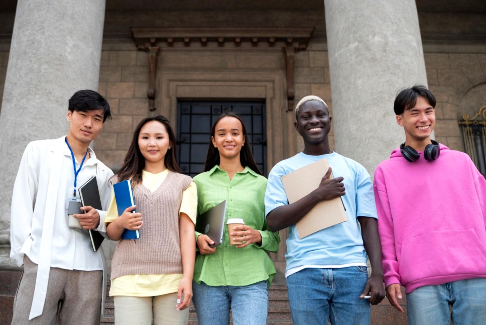 Financial reporting interface with synchronized data sources